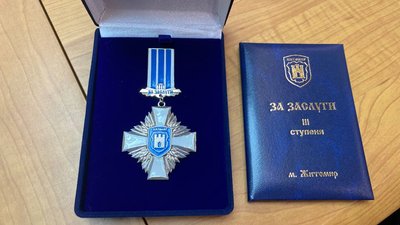 У Житомирі відзнакою за заслуги перед містом нагородили нацгвардійця, який збив російський гвинтокрил У Житомирі відзнакою за заслуги перед містом нагородили нацгвардійця, який збив російський гвинтокрил