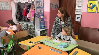Вчителька у класі Вчителька у класі