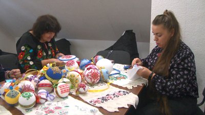 Запорізькі майстрині створюють ялинкові прикраси з українською вишивкою Запорізькі майстрині створюють ялинкові прикраси з українською вишивкою