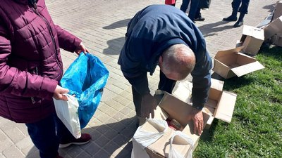 У Сумах видають гуманітарну допомогу дітям війни У Сумах видають гуманітарну допомогу дітям війни