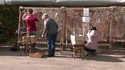 Не вистачає робочих рук: у Рівному плетуть зимові маскувальні сітки