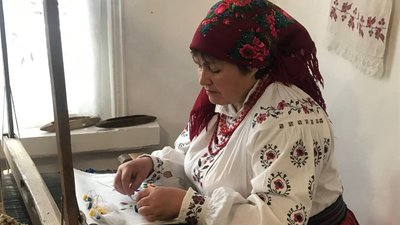Школярі з Житомирщини разом з "Бовсунівськими бабусями" роблять для воїнів обереги з ниткою воротило