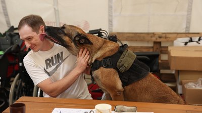 Сергій Морозов разом з псом Бером Сергій Морозов разом з псом Бером