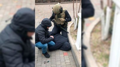 Допомагав морякам з документами: під час затримання житель Одеси стрибнув з другого поверху