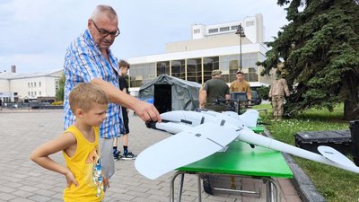 Виставка зброї 33 бригади у центрі Луцька