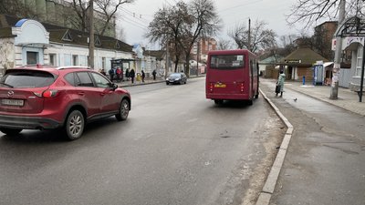 Через ожеледицю у Полтаві був ускладнений рух на дорогах: що говорять водії та пішоходи Через ожеледицю у Полтаві був ускладнений рух на дорогах: що говорять водії та пішоходи
