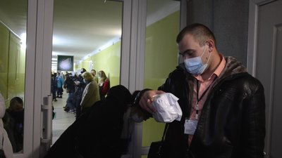 Біля Тернопільської міської територіальної виборчої комісії утворились черги Біля Тернопільської міської територіальної виборчої комісії утворились черги