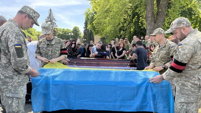 В Ужгороді попрощалися з воїнами Олександром Сєроусовим та Робертом Мадяром