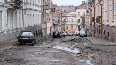 У Чернівцях цьогоріч не ремонтуватимуть вулицю, де майже зруйнована дорога