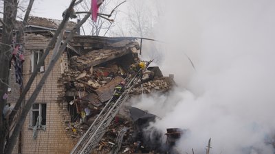 Завали на місці влучання російської ракети у будинок у Київському районі Харкова