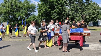 У громадах Кіровоградщини попрощалися з трьома захисниками У громадах Кіровоградщини попрощалися з трьома захисниками
