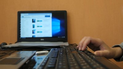 Працює на дотик: вінничанин наосліп встановлює програми для людей із вадами зору Працює на дотик: вінничанин наосліп встановлює програми для людей із вадами зору