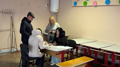 "Під вікнами лежали залишки ракети": як у Каневі на Черкащині ліквідовують наслідки обстрілу "Під вікнами лежали залишки ракети": як у Каневі на Черкащині ліквідовують наслідки обстрілу