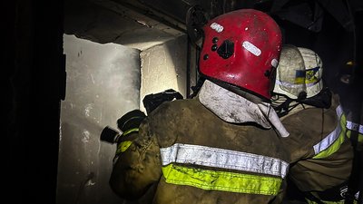 Рятувальники на даху будинку Рятувальники на даху будинку