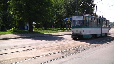 У Житомирі водії масово ріжуть шини автомобілів об трамвайну колію У Житомирі водії масово ріжуть шини автомобілів об трамвайну колію
