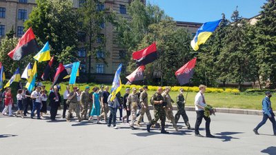 У Дніпрі влаштували ходу до Дня героїв України У Дніпрі влаштували ходу до Дня героїв України