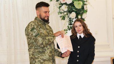 Познайомилися під час несення служби: у Херсоні одружилися поліцейська і прикордонник Познайомилися під час несення служби: у Херсоні одружилися поліцейська і прикордонник