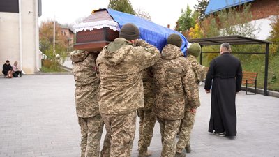 Церемонія прощання із полеглим військовослужбовцем Дмитром Варіним, 3 листопада 2023. Фото: Суспільне Хмельницький