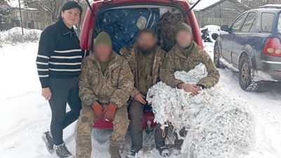 Як охтирські волонтери плетуть захисні сітки та допомагають фронту