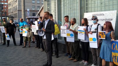 Біля дніпровського офісу «Слуги Народу» пройшла акція під назвою «Руки геть від мови» Біля дніпровського офісу «Слуги Народу» пройшла акція під назвою «Руки геть від мови»