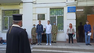 На фасаді школі в Дніпрі відкрили пам'ятну дошку загиблому на Донбасі бійцеві Сергію Валаху На фасаді школі в Дніпрі відкрили пам'ятну дошку загиблому на Донбасі бійцеві Сергію Валаху