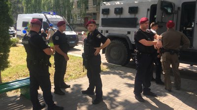 У Житомирі поліцейські організували "Безпекове містечко", де проводили зустрічі з дітьми У Житомирі поліцейські організували "Безпекове містечко", де проводили зустрічі з дітьми