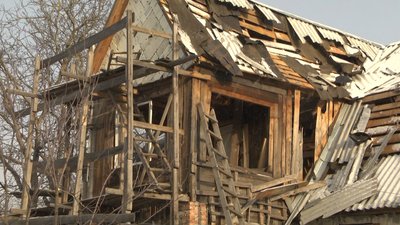На мене падала стеля, а в сина поцілило скло із вікна – житомирянка про обстріли