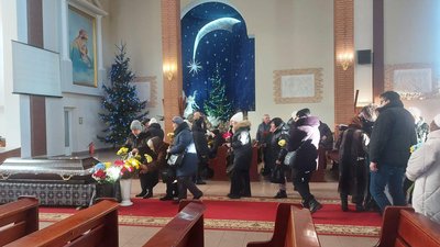 Сьогодні у Хмельницькому попрощались з Петром Білим, який загинув внаслідок російської атаки, 10 січня 2023. Фото: Суспільне Хмельницький Сьогодні у Хмельницькому попрощались з Петром Білим, який загинув внаслідок російської атаки, 10 січня 2023. Фото: Суспільне Хмельницький