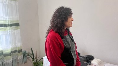 Перукарка з Маріуполя Олена Бикова безкоштовно стриже вимушених переселенців Перукарка з Маріуполя Олена Бикова безкоштовно стриже вимушених переселенців