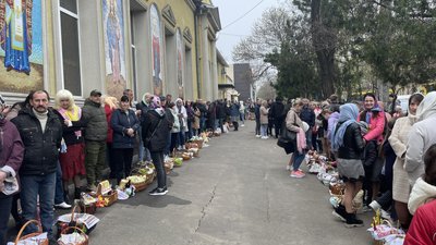 Сотні вірян у чергах: в Одесі святкують Великдень
