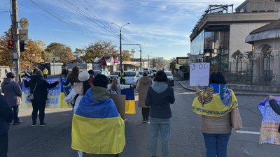 Люди під час хвилини мовчання у Миколаєві