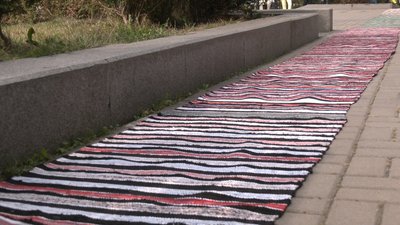 У Рівному презентували 30-метрову "Доріжку Незалежності" У Рівному презентували 30-метрову "Доріжку Незалежності"