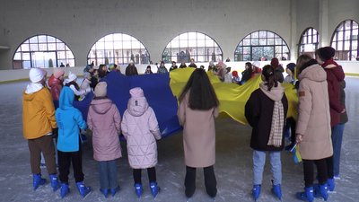 Прапор на льодовій арені. Діти-переселенці у Дніпрі відзначили День Соборності України Прапор на льодовій арені. Діти-переселенці у Дніпрі відзначили День Соборності України