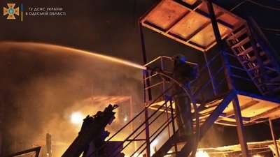 Рятувальники загасили пожежу на території бази відпочинку на Одещині Рятувальники загасили пожежу на території бази відпочинку на Одещині