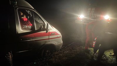 На Дніпропетровщині рятувальники витягли з багнюки машину екстреної медичної допомоги