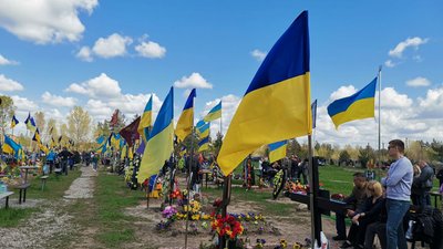 "Віддали своє життя за Україну": поблизу Полтави влаштували поминальну панахиду за загиблими воїнами "Віддали своє життя за Україну": поблизу Полтави влаштували поминальну панахиду за загиблими воїнами