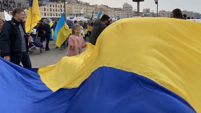 "Закрийте небо над Україною!" Художник з Кропивницького влаштовує маніфестації у Франції "Закрийте небо над Україною!" Художник з Кропивницького влаштовує маніфестації у Франції