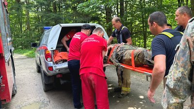 Впала зі схилу під час їзди на квадроциклі. В Яремчі рятувальники допомогли травмованій туристці з Києва