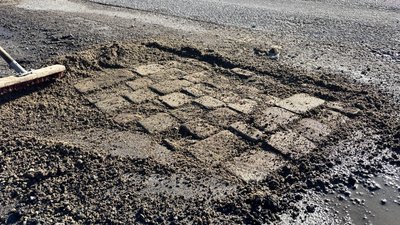 Ремонті роботи у Стрию: ями на дорогах ремонтують бруківкою