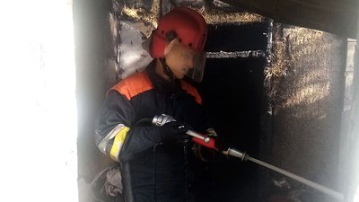 Пожежники гасять загоряння в житловому будинку Пожежники гасять загоряння в житловому будинку