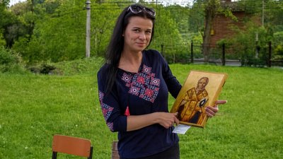 Юлія Неліна займається написання ікон та виставляє їх