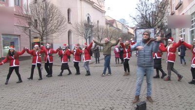 Хоровод, цукерки і спів із вуличними музикантами: в Ужгороді провели 24-й "Парад Миколайчиків"