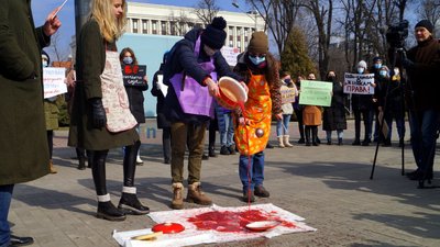 У Дніпрі провели акцію на захист прав жінок «Перекинутий борщ» У Дніпрі провели акцію на захист прав жінок «Перекинутий борщ»
