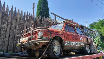 Туристи, яких вдома приймає Борис, фотографуються біля цього "Запорожця". Туристи, яких вдома приймає Борис, фотографуються біля цього "Запорожця".
