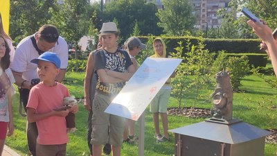 У Черкасах встановили бронзову скульптуру кота: він буде збирати гроші для безпритульних тварин