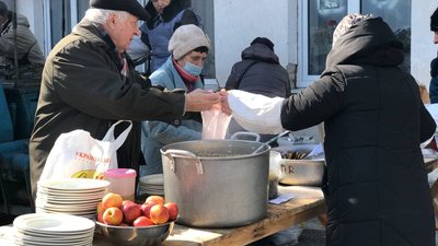 "Чим можемо, допомагаємо": у місті на Полтавщині готують обіди для переселенців "Чим можемо, допомагаємо": у місті на Полтавщині готують обіди для переселенців