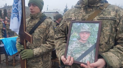 У Рівному попрощалися із двома захисниками, які загинули на Донеччині У Рівному попрощалися із двома захисниками, які загинули на Донеччині