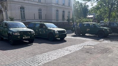 Зі Львівщини на схід повезли 10 пікапів та тисячу бронежилетів