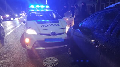 ДТП в Ужгороді: автомобіль не пропустив службове авто, яке їхало на виклик ДТП в Ужгороді: автомобіль не пропустив службове авто, яке їхало на виклик