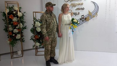 БТР у весільному кортежі. У Сумах одружилися військовий та волонтерка БТР у весільному кортежі. У Сумах одружилися військовий та волонтерка